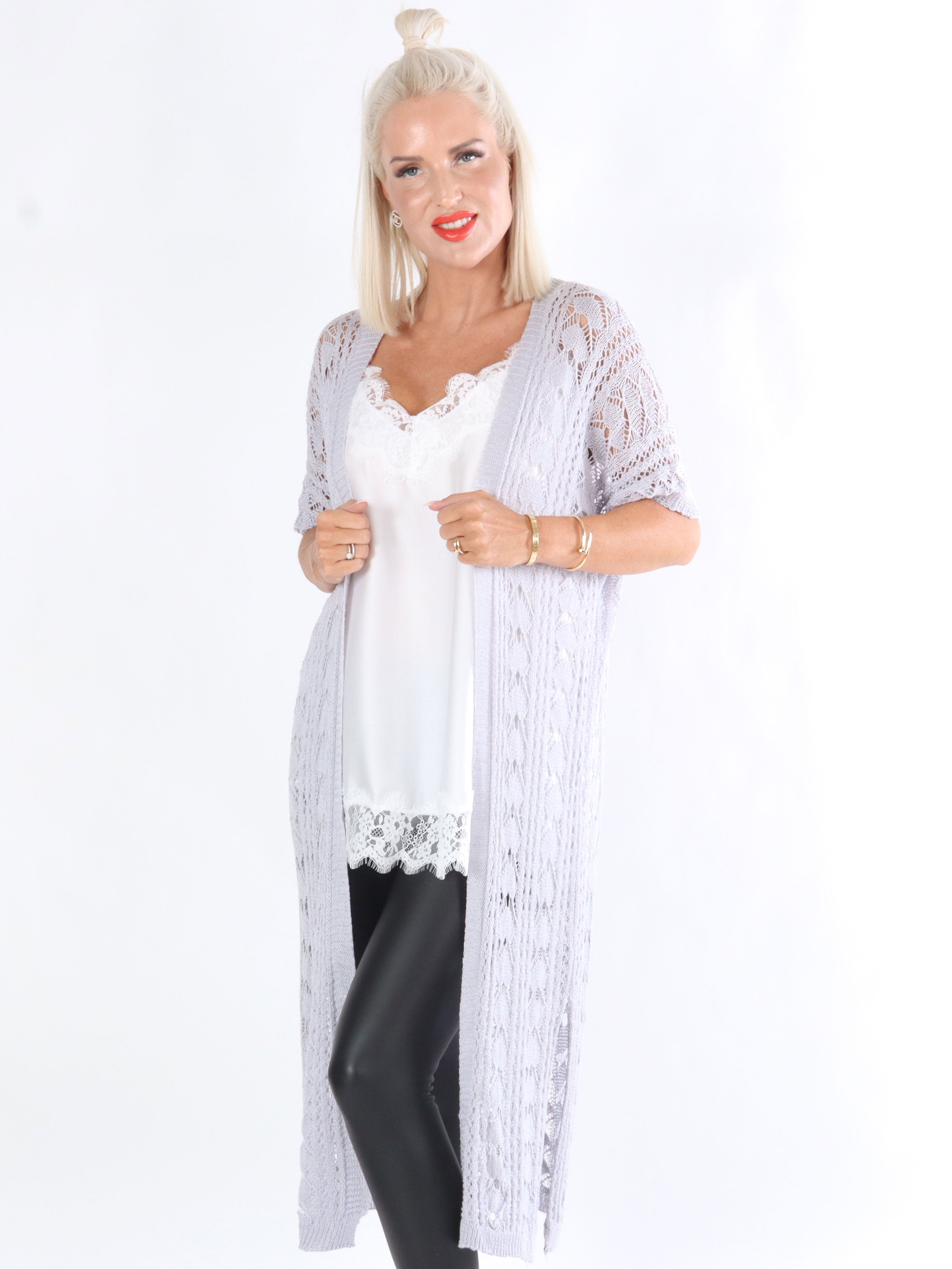 Sandra - Armygrøn strikcardigan med mønster af huller og korte ærmer